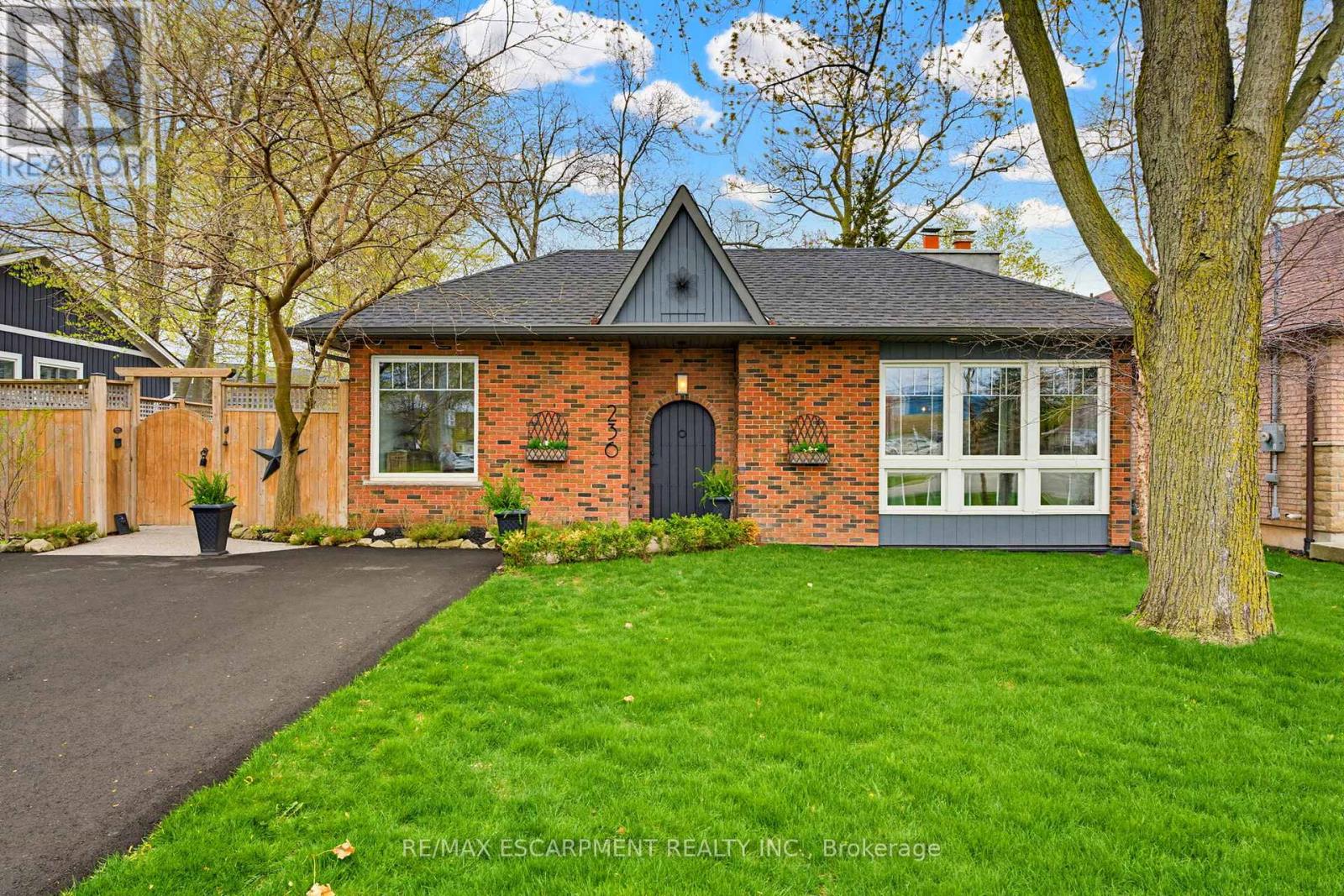 236 PARKSIDE DRIVE, Hamilton, Ontario