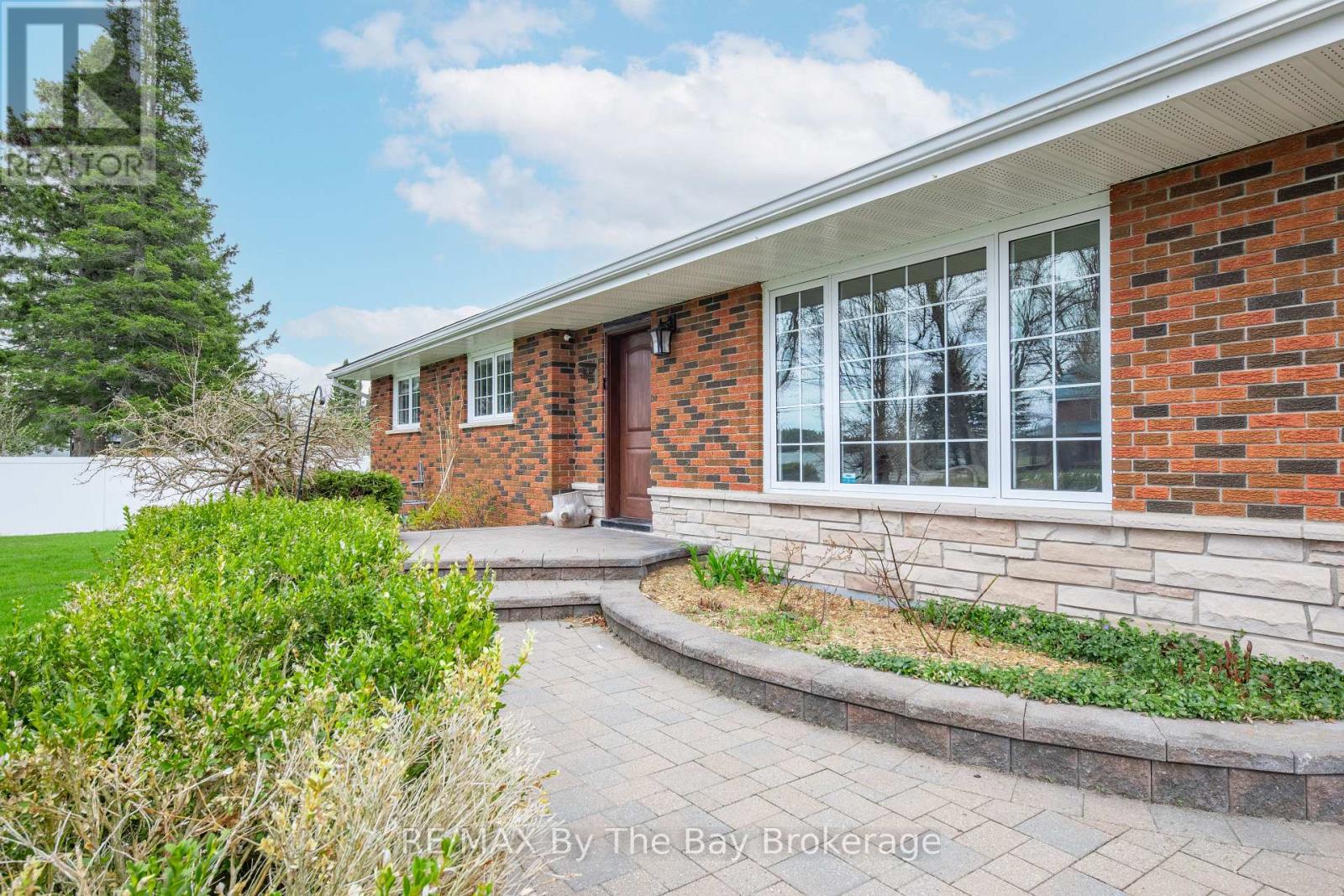 111 Balm Beach Road E, Tiny, Ontario  L0L 2J0 - Photo 4 - S12930798