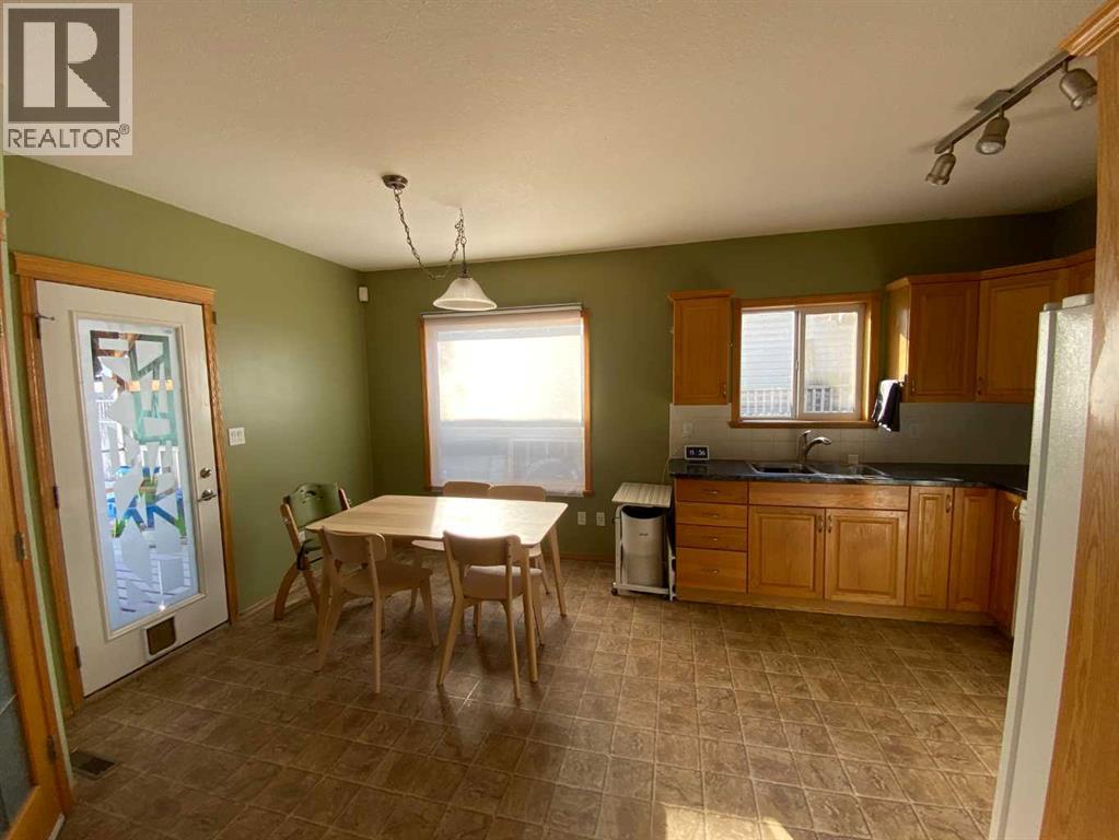 12 Pleasant Park Place W, Brooks, Alberta  T1R 1N3 - Photo 3 - A2280041
