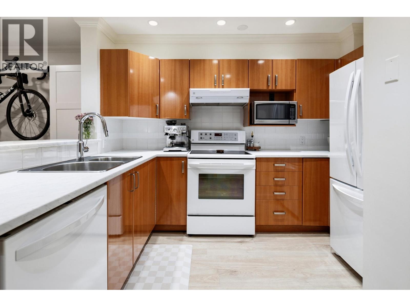 114 155 E 3rd Street, North Vancouver, British Columbia  V7L 1E5 - Photo 11 - R3121006