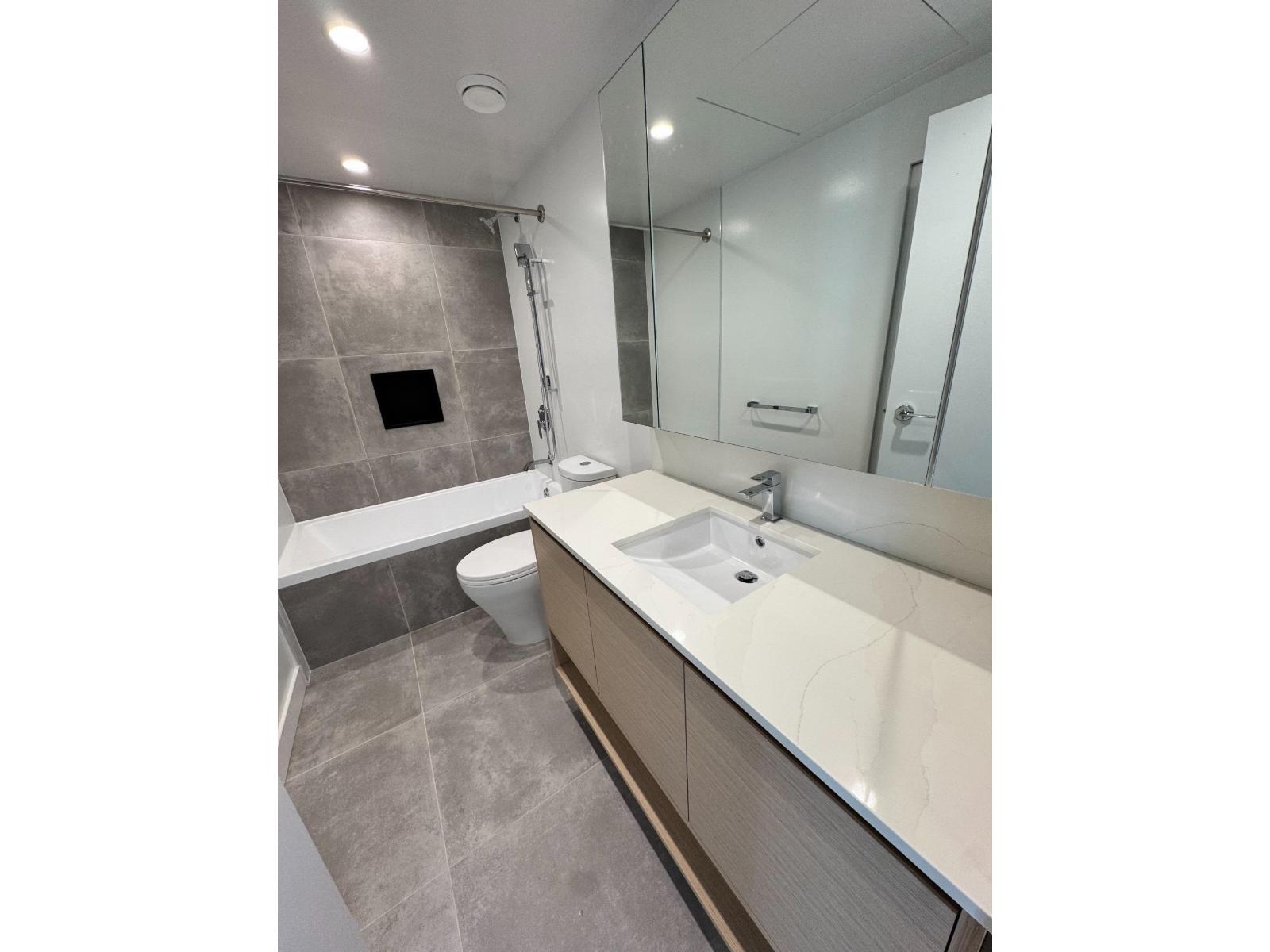 806 13745 George Junction, Surrey, British Columbia  V3T 0V8 - Photo 3 - R3120216