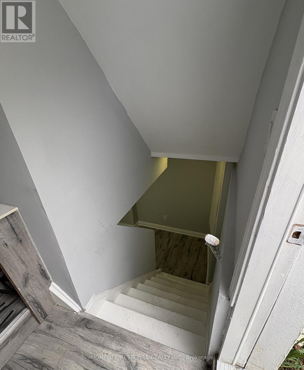 11 Saddlecreek Court, Brampton, Ontario  L6Y 4V6 - Photo 2 - W13099314