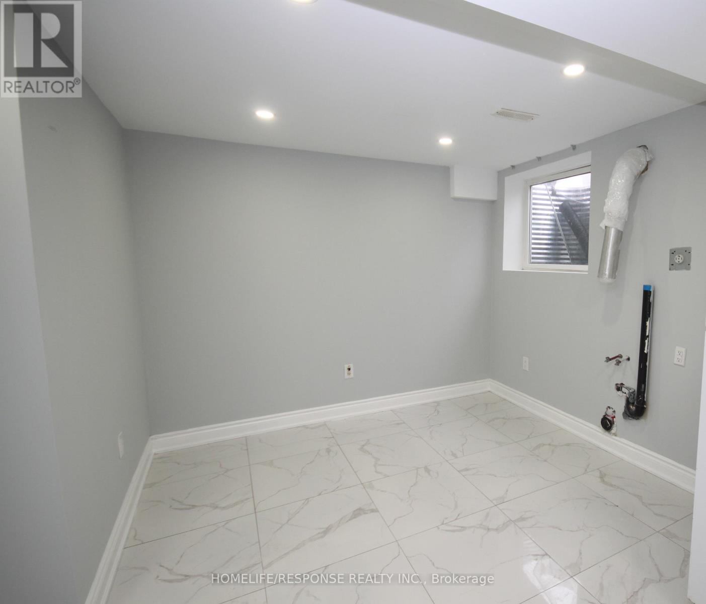 11 Saddlecreek Court, Brampton, Ontario  L6Y 4V6 - Photo 4 - W13099314