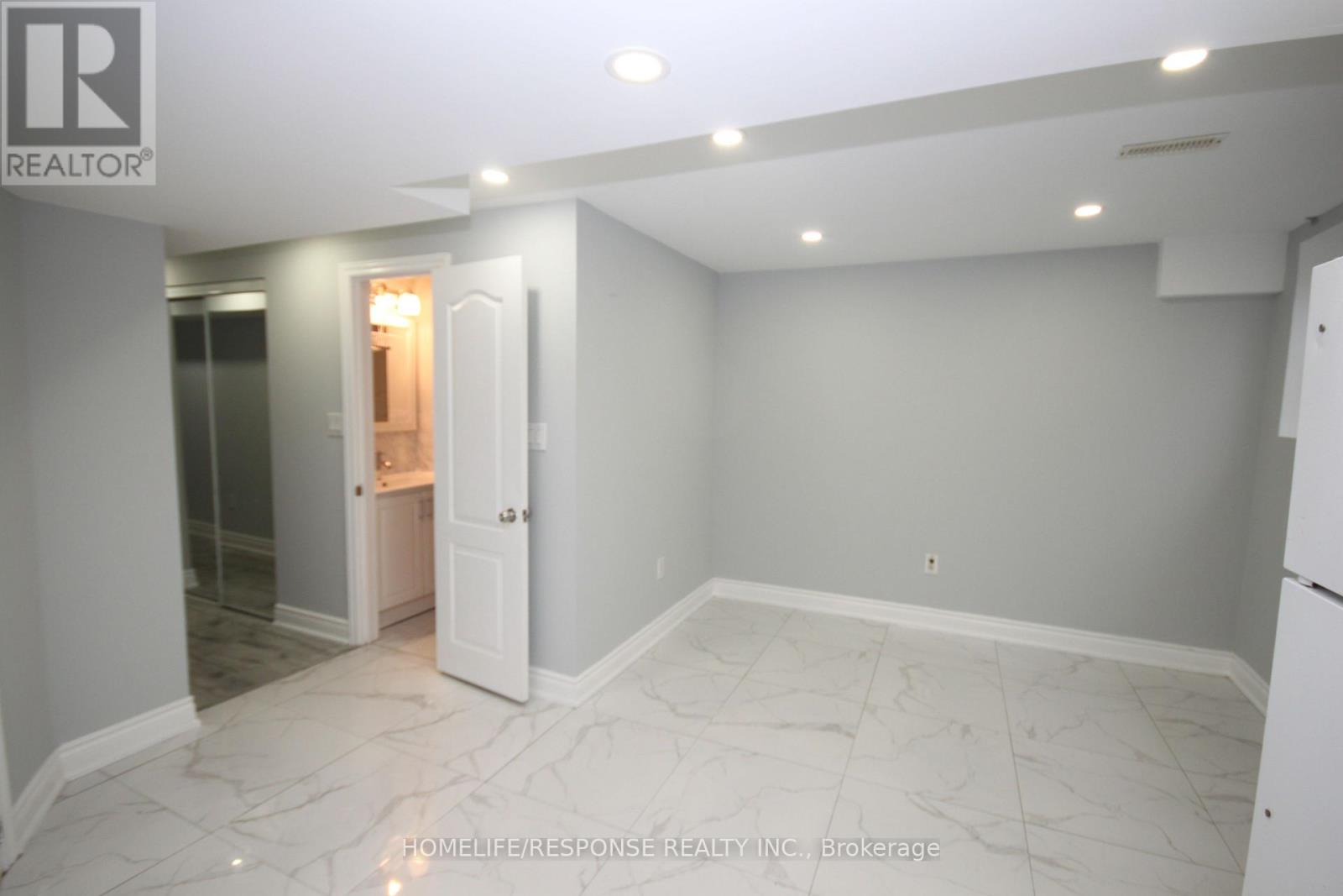 11 Saddlecreek Court, Brampton, Ontario  L6Y 4V6 - Photo 5 - W13099314