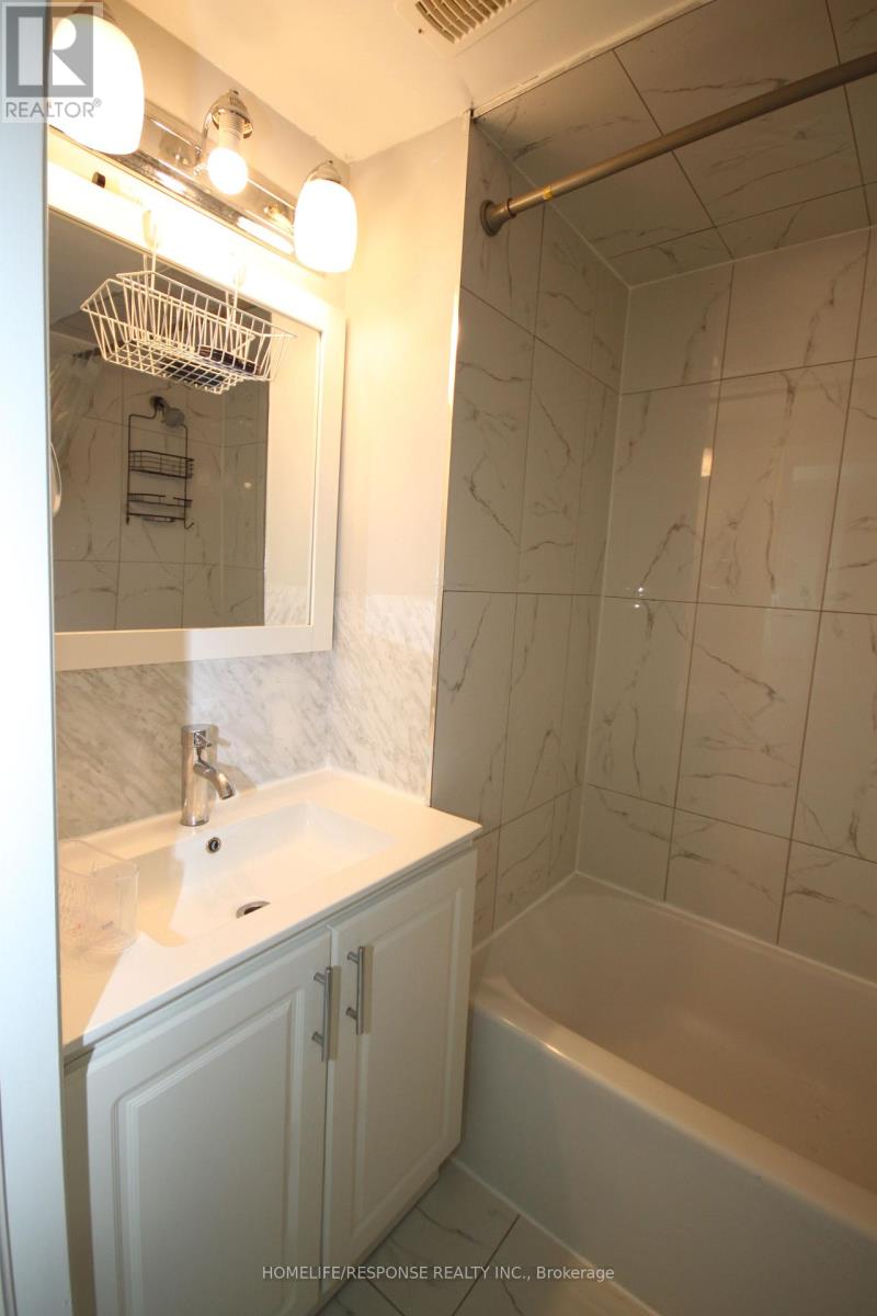 11 Saddlecreek Court, Brampton, Ontario  L6Y 4V6 - Photo 8 - W13099314
