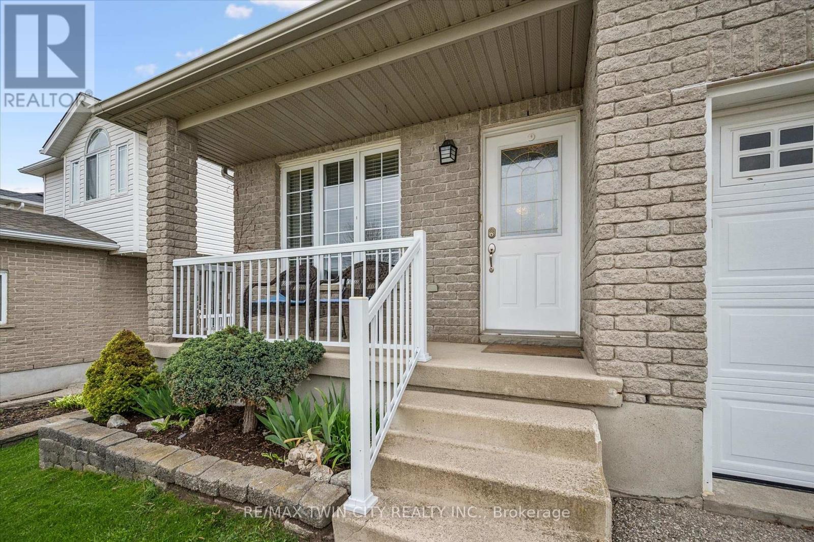 6 Mosser Drive, Cambridge, Ontario  N1P 1H9 - Photo 2 - X13099362