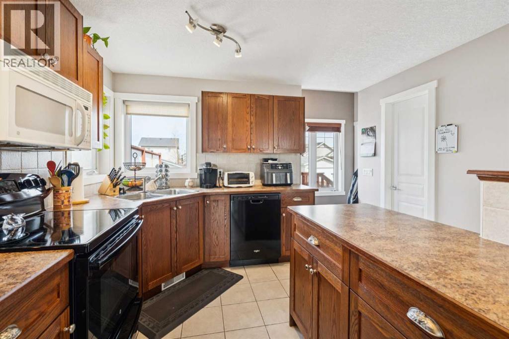 136 Luxstone Place SW, Airdrie, Alberta  T4B 3C2 - Photo 11 - A2300030