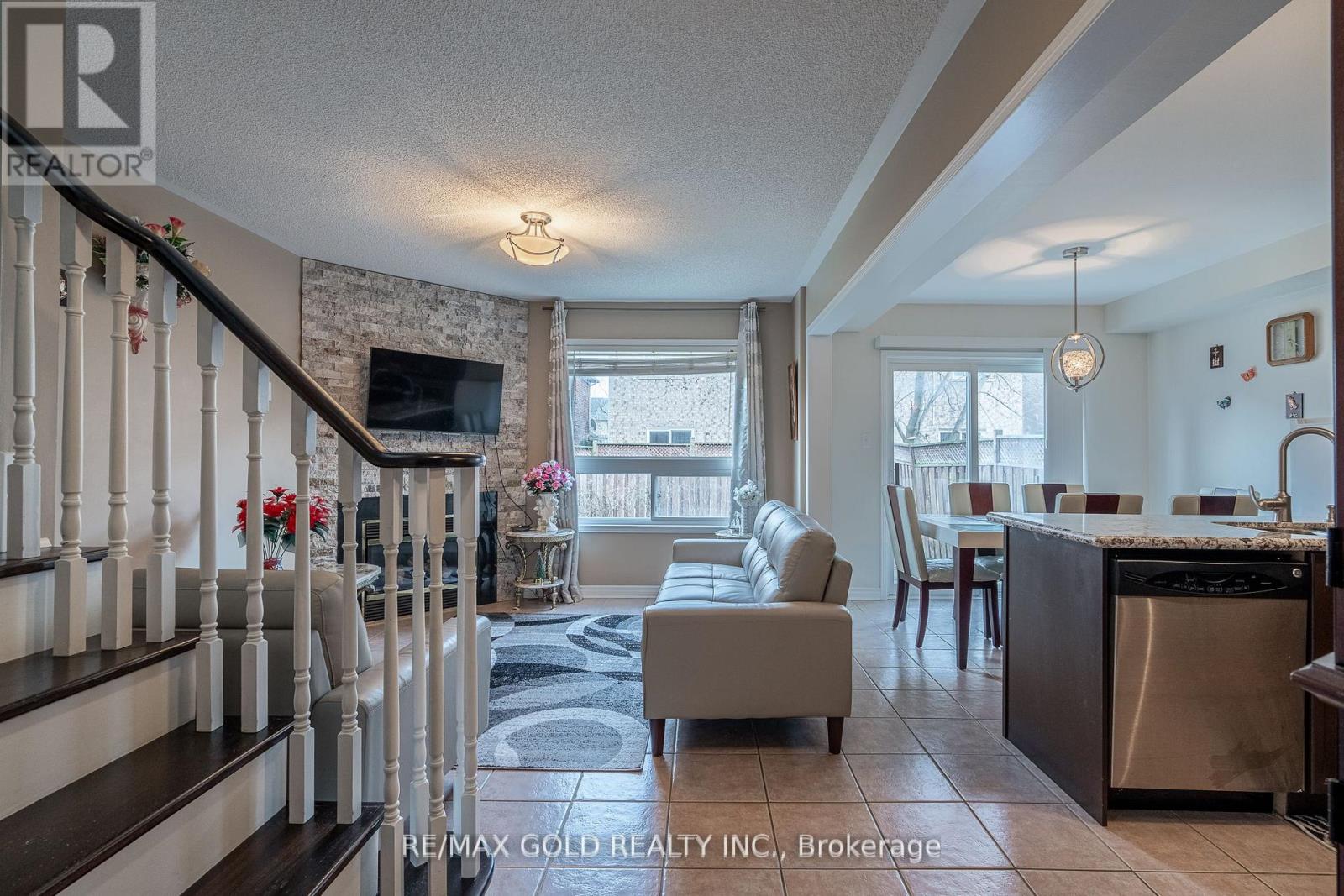 31 Mistdale Crescent, Brampton, Ontario  L7A 1S2 - Photo 5 - W13099462