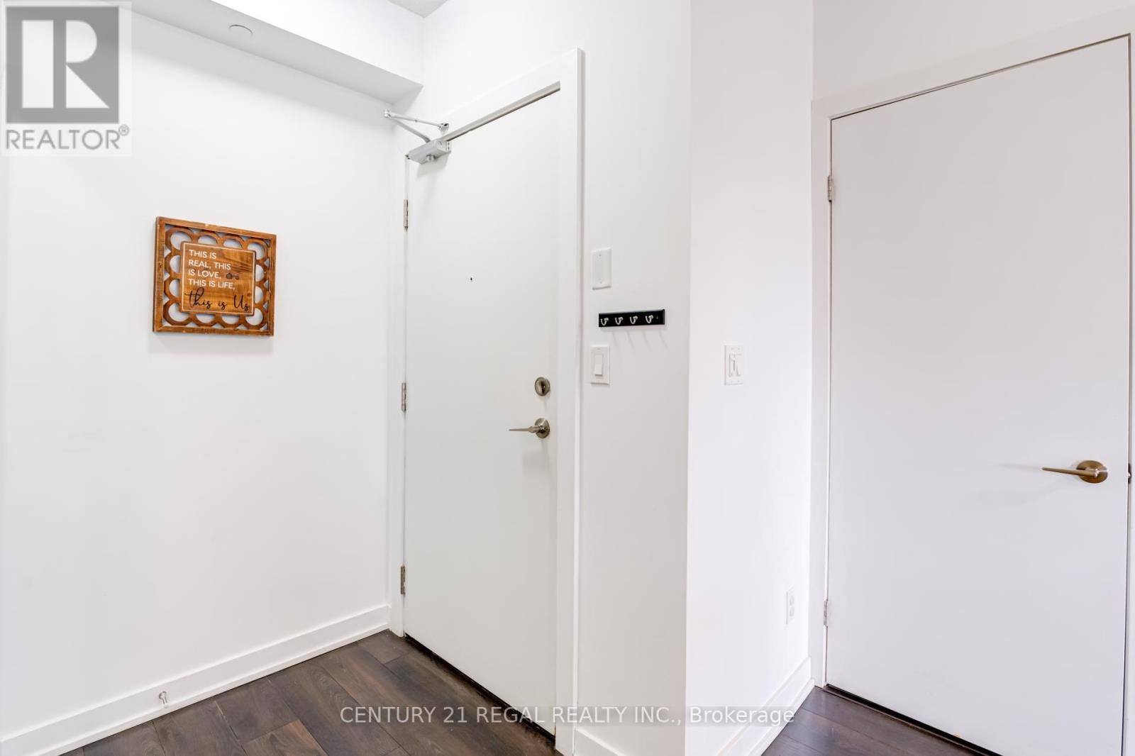 2013 - 20 Bruyeres Mews, Toronto, Ontario  M5V 0G8 - Photo 3 - C13099618