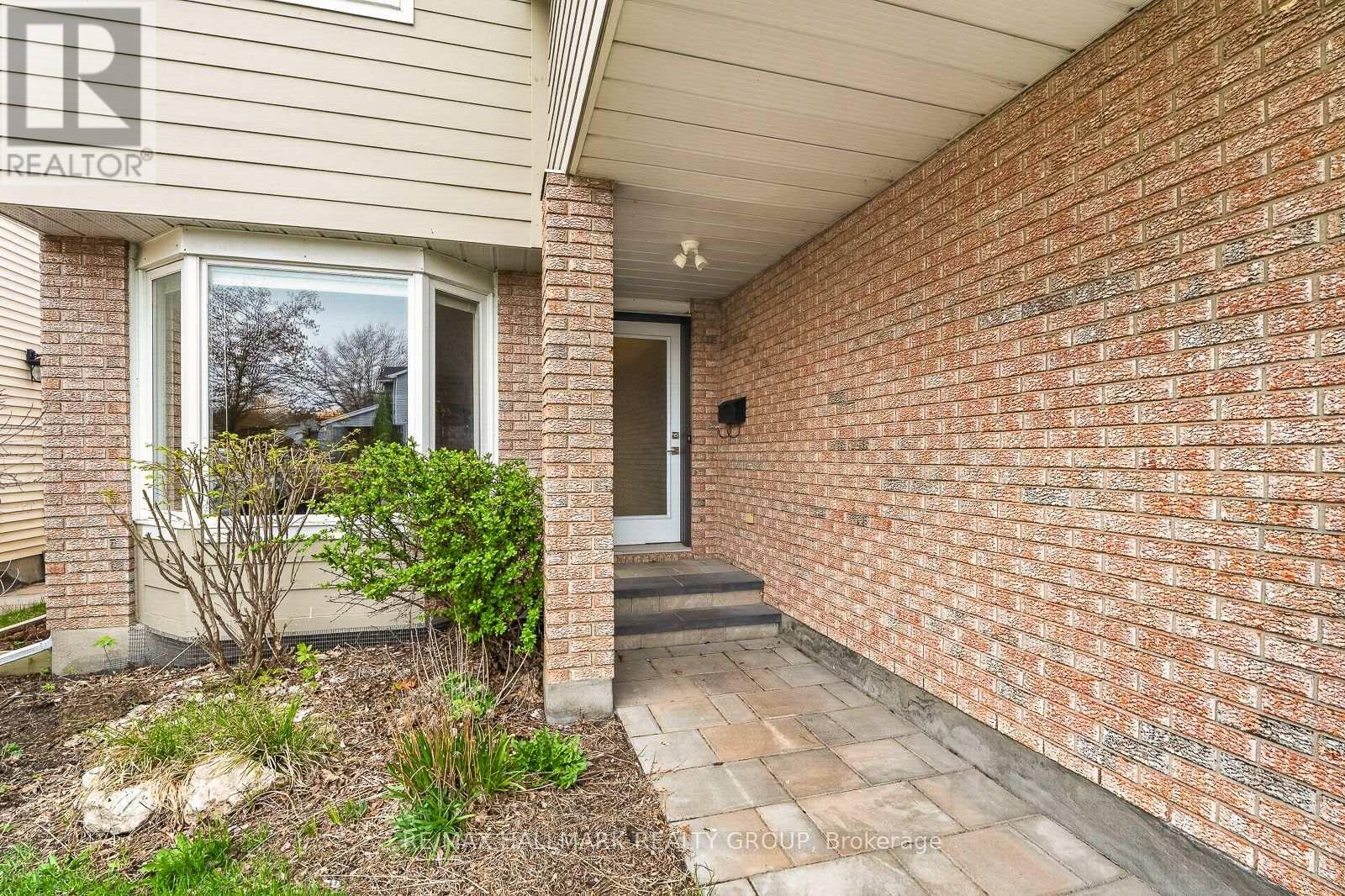 1298 Famlit Court, Ottawa, Ontario  K1J 9A1 - Photo 3 - X13099596