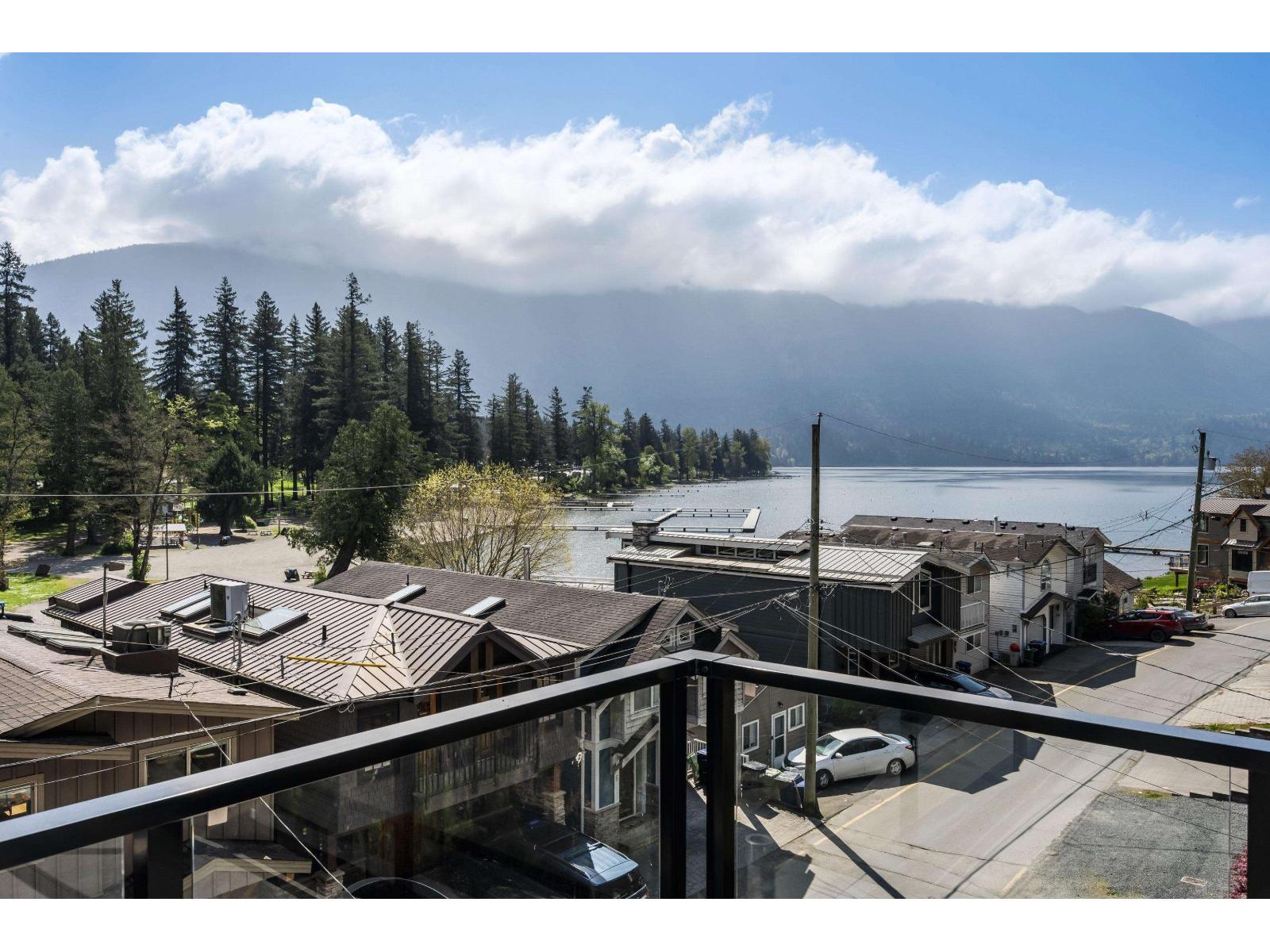 202 Lakeshore Drive, Cultus Lake North, Cultus Lake, British Columbia  V2R 5A1 - Photo 3 - R3115526
