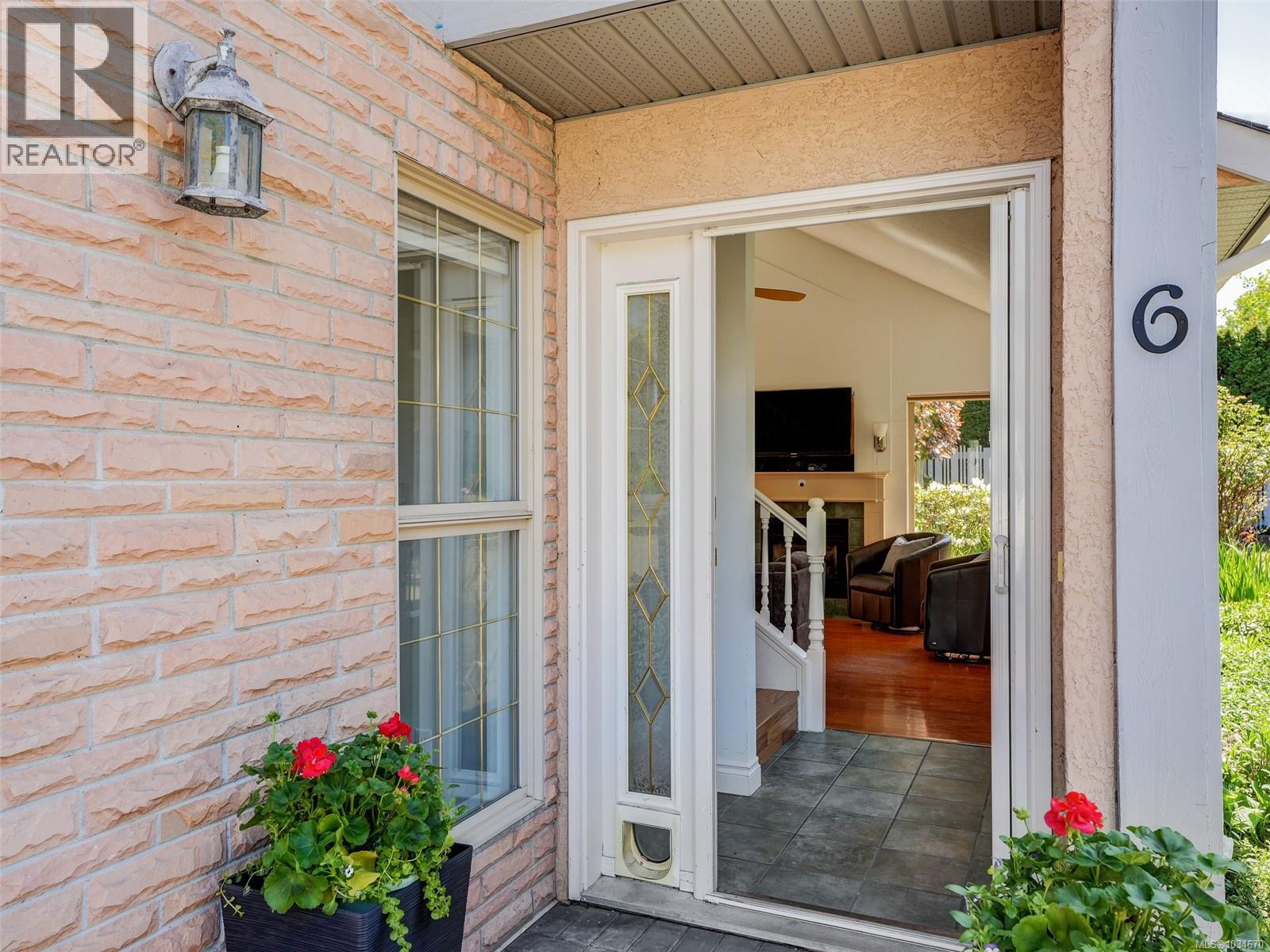 6 1809 Mckenzie Ave, Saanich, British Columbia  V8N 1A6 - Photo 6 - 1034670