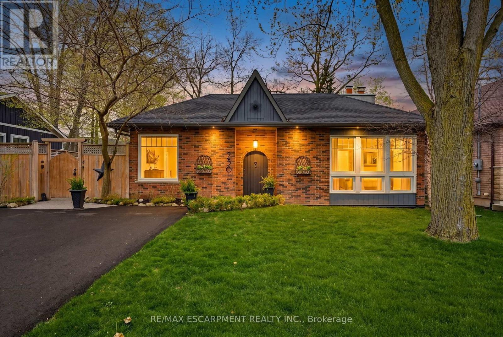 236 PARKSIDE DRIVE, Hamilton, Ontario