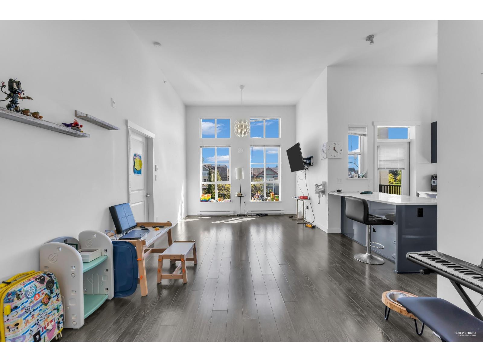 425 15138 34 Avenue, Surrey, British Columbia  V3Z 0Y5 - Photo 1 - R3116278
