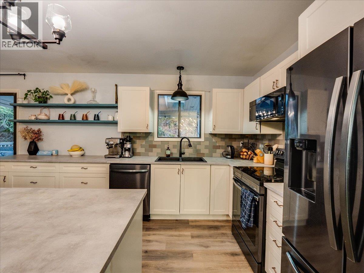 1441 Meadowbrook Drive, Castlegar, British Columbia  V1L 3L9 - Photo 13 - 10386579