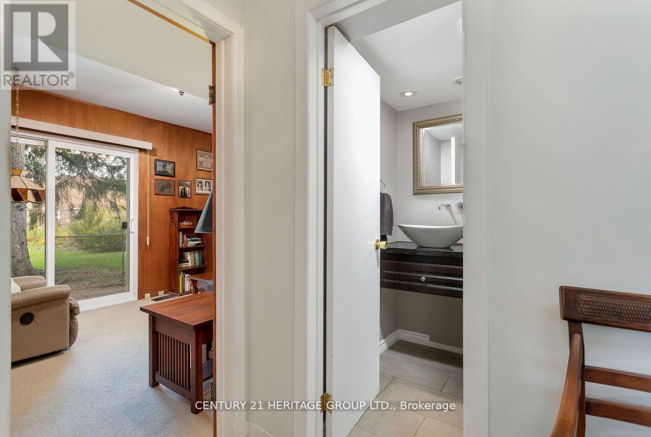 46 Marathon Crescent, Toronto, Ontario  M2R 2L7 - Photo 3 - C13099654