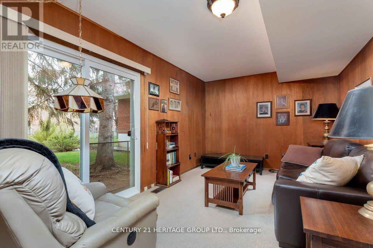 46 Marathon Crescent, Toronto, Ontario  M2R 2L7 - Photo 4 - C13099654