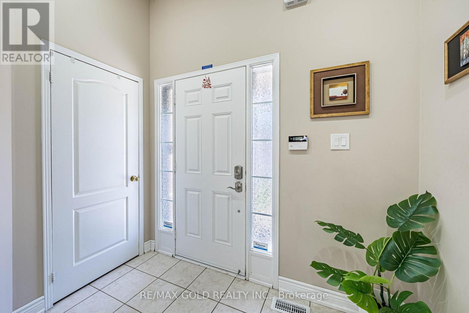 40 Hollingsworth Circle, Brampton, Ontario  L7A 0J7 - Photo 4 - W13099632