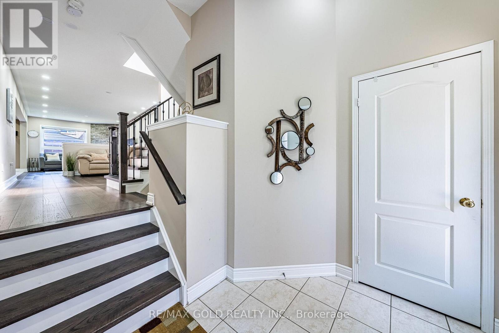 40 Hollingsworth Circle, Brampton, Ontario  L7A 0J7 - Photo 5 - W13099632