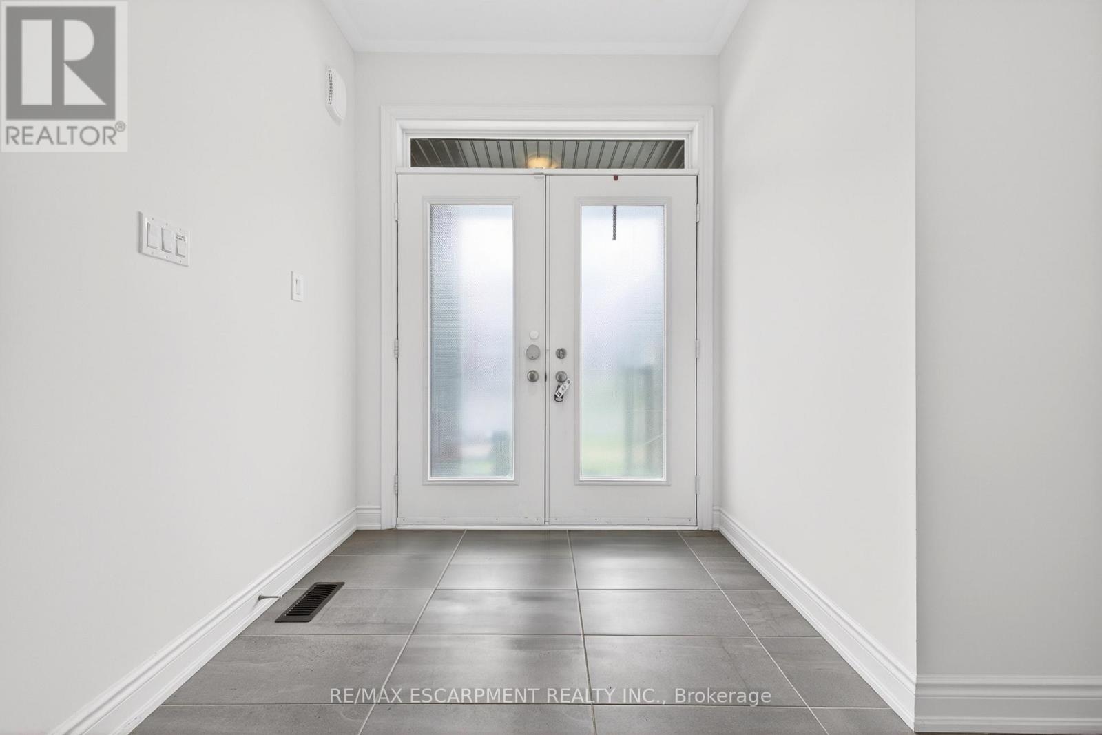 20 Zimmerman Gardens, Hamilton, Ontario  L8B 1Y9 - Photo 6 - X13099680