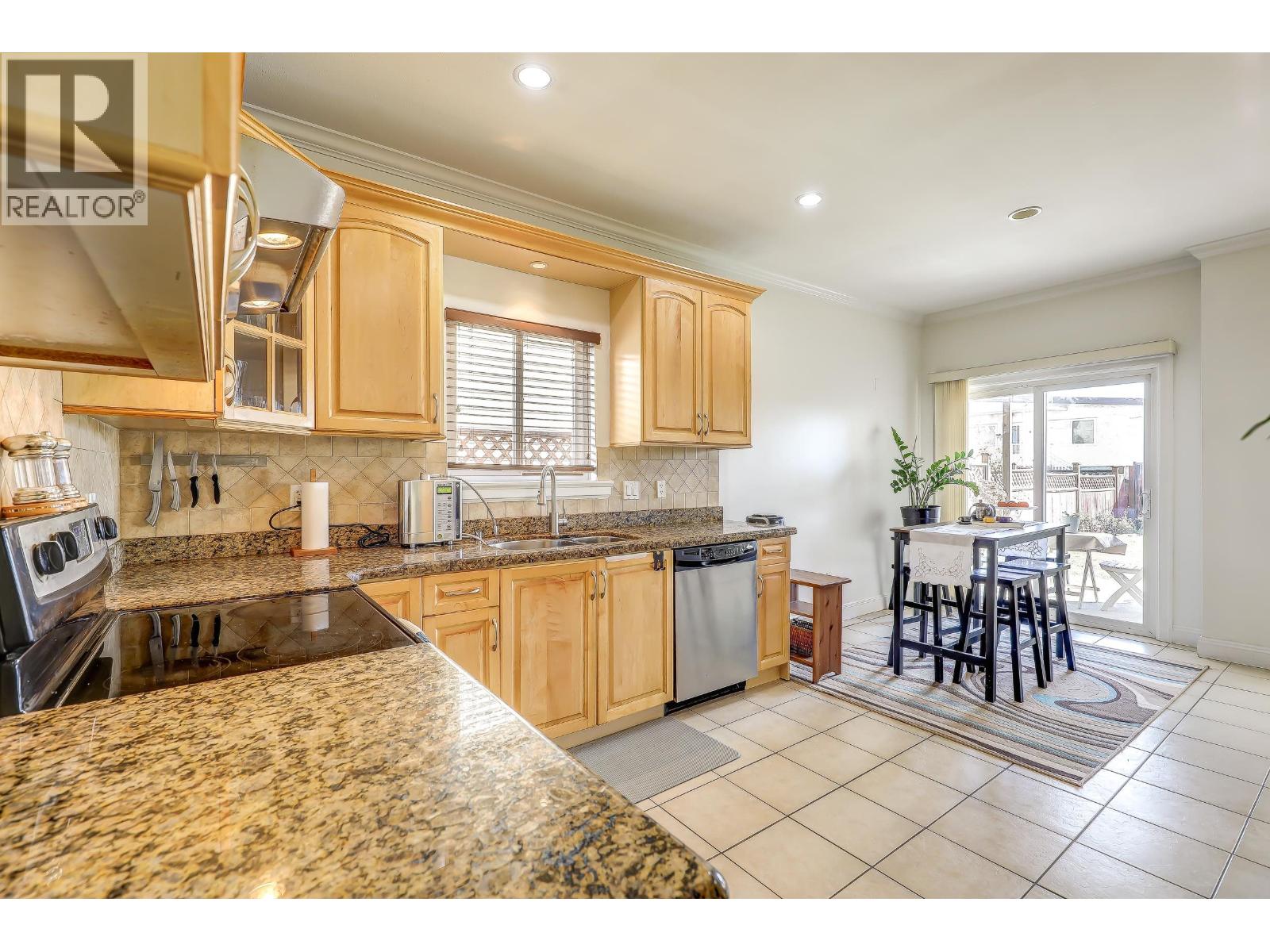 7448 17th Ave Avenue, Burnaby, British Columbia  V3N 1L4 - Photo 2 - R3121114