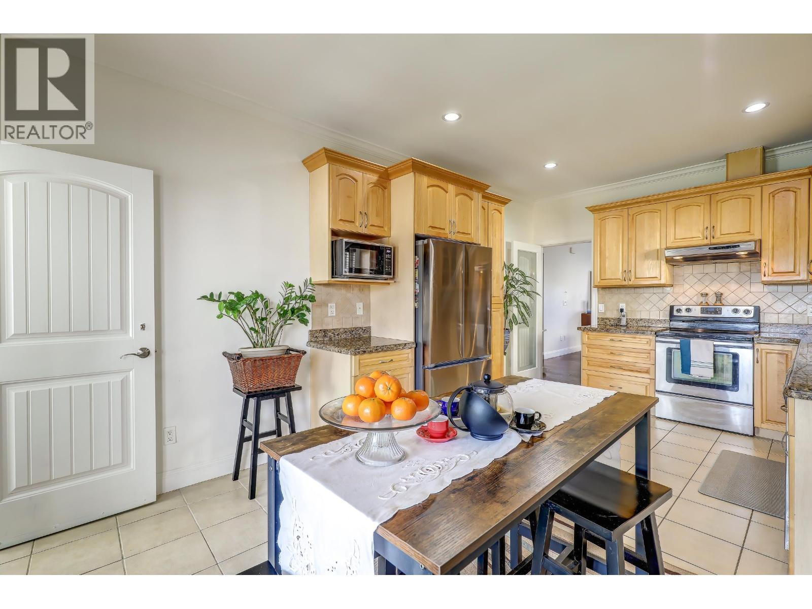 7448 17th Ave Avenue, Burnaby, British Columbia  V3N 1L4 - Photo 4 - R3121114