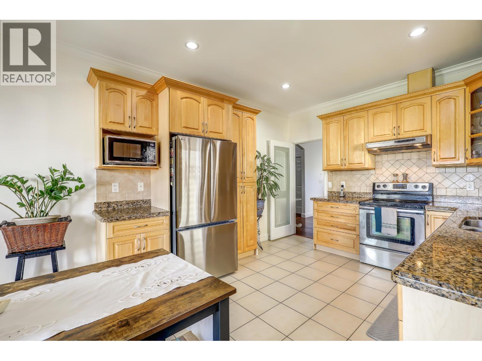 7448 17th Ave Avenue, Burnaby, British Columbia  V3N 1L4 - Photo 7 - R3121114