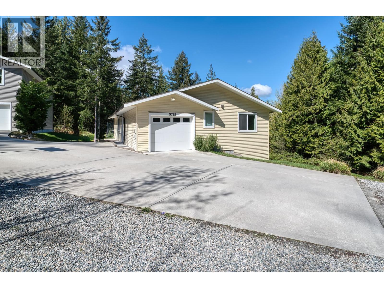 5797-5799 Sandy Hook Road, Sechelt, British Columbia  V7Z 0P1 - Photo 4 - R3116780