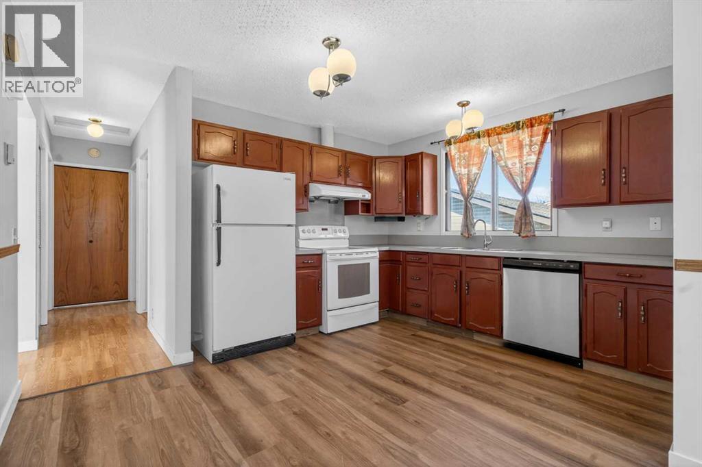 900 Abbeydale Drive Ne, Calgary, Alberta  T2A 5Y1 - Photo 7 - A2307433