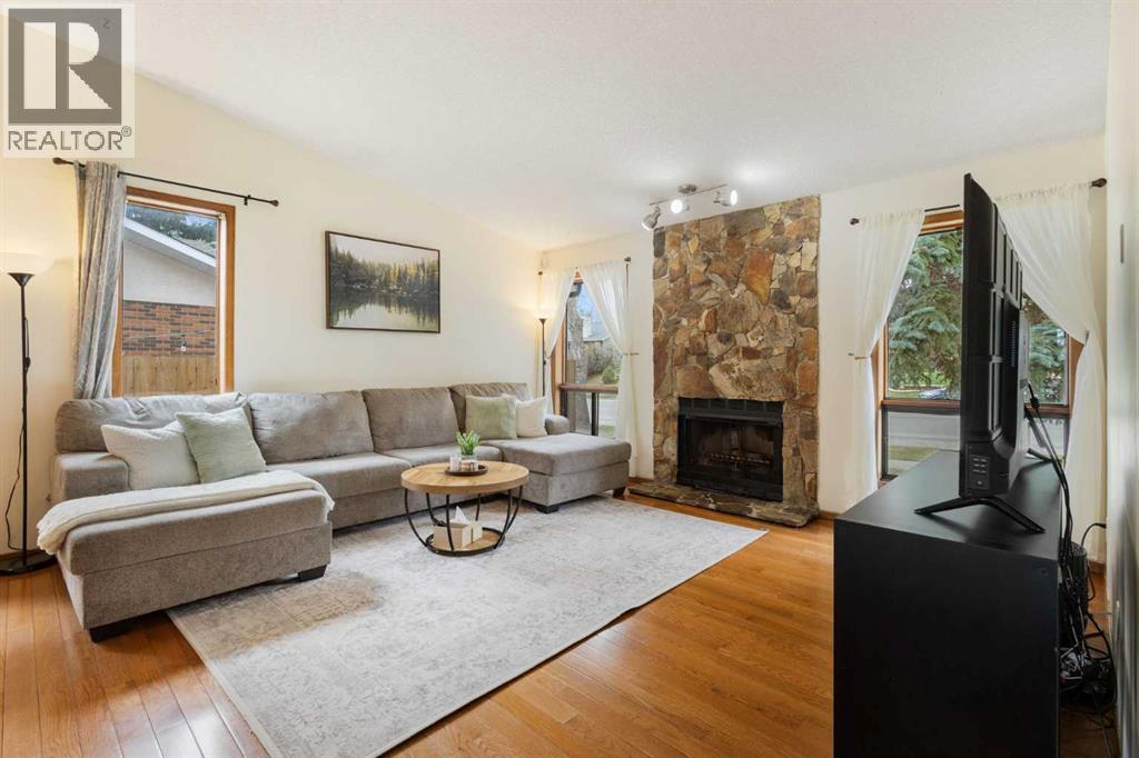 112 Woodglen Road SW, Calgary, Alberta  T2W 4Z1 - Photo 2 - A2308841