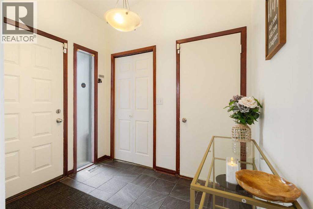 112 Woodglen Road SW, Calgary, Alberta  T2W 4Z1 - Photo 4 - A2308841