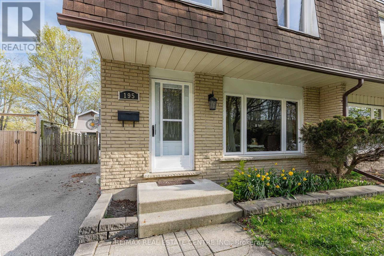 195 Old Carriage Drive, Kitchener, Ontario  N2P 1H5 - Photo 2 - X13099862