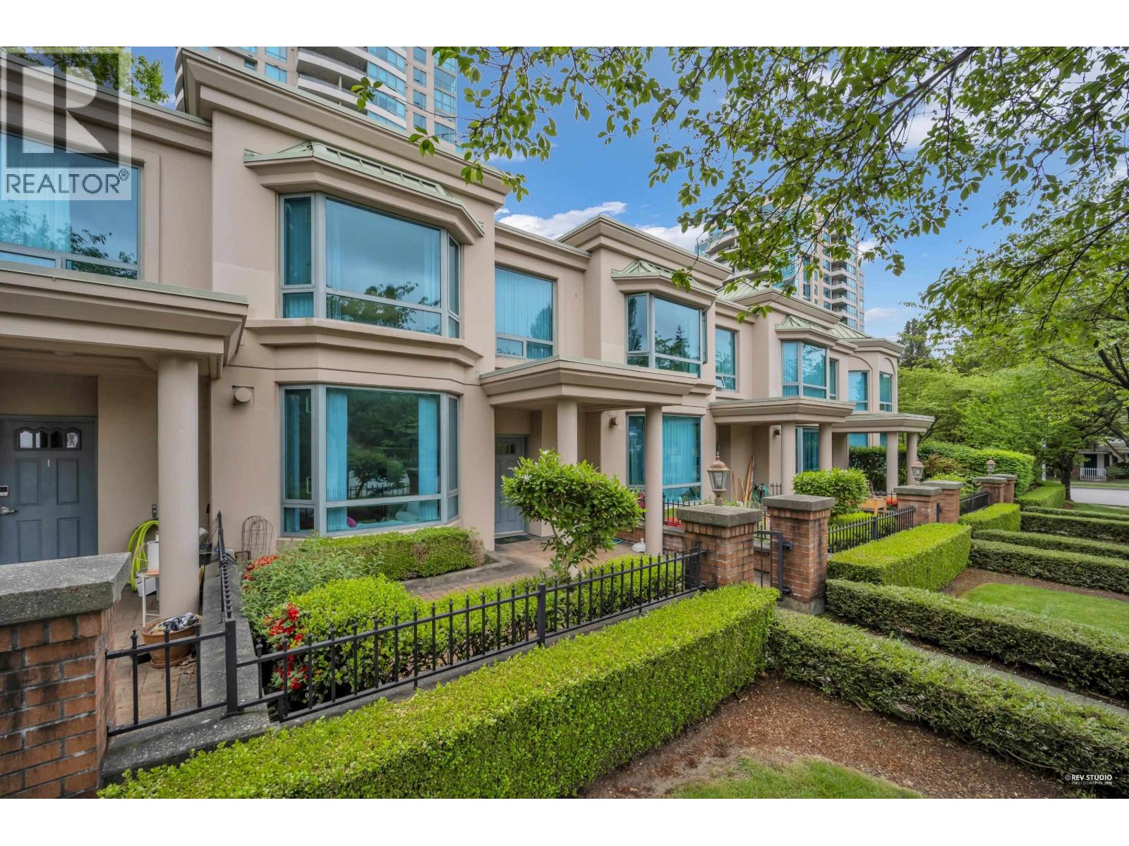 2 6611 Southoaks Crescent, Burnaby, British Columbia  V5E 4L5 - Photo 4 - R3121193
