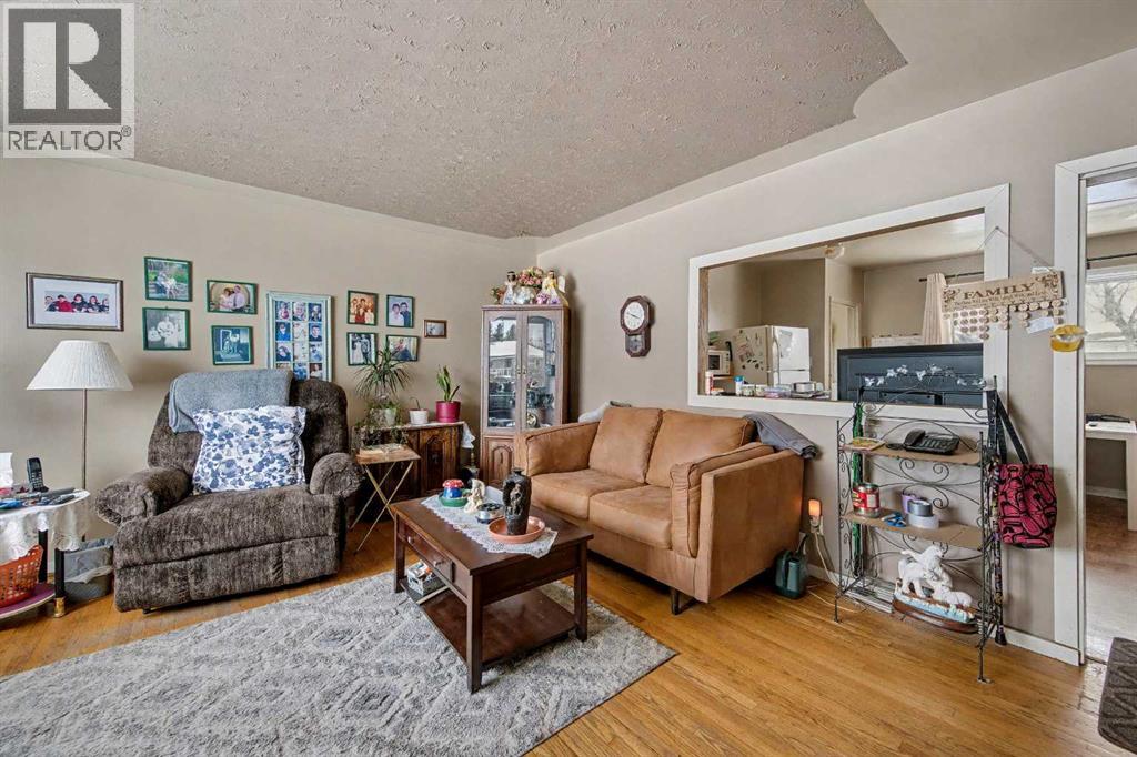 2428 46 Street SE, Calgary, Alberta  T2B 1K9 - Photo 4 - A2302790