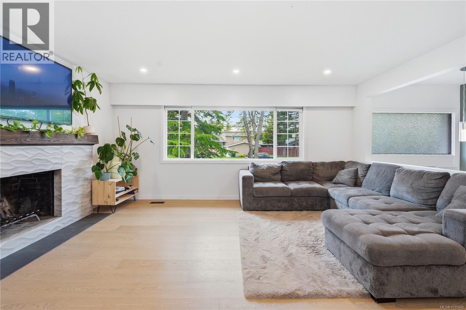 4261 Carey Rd, Saanich, British Columbia  V8Z 4H1 - Photo 5 - 1035040