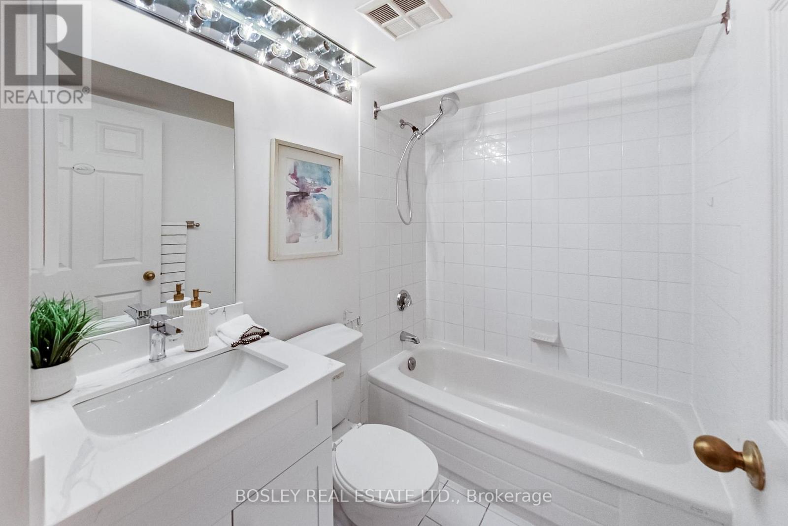 209 - 24 Wellesley Street W, Toronto, Ontario  M4Y 2X6 - Photo 3 - C13100098