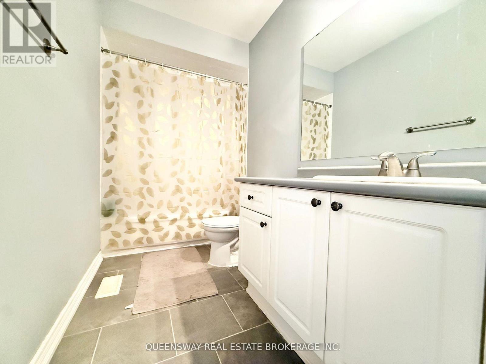 1-271 Ryerson Crescent, Oshawa, Ontario  L1G 8B7 - Photo 10 - E13100092