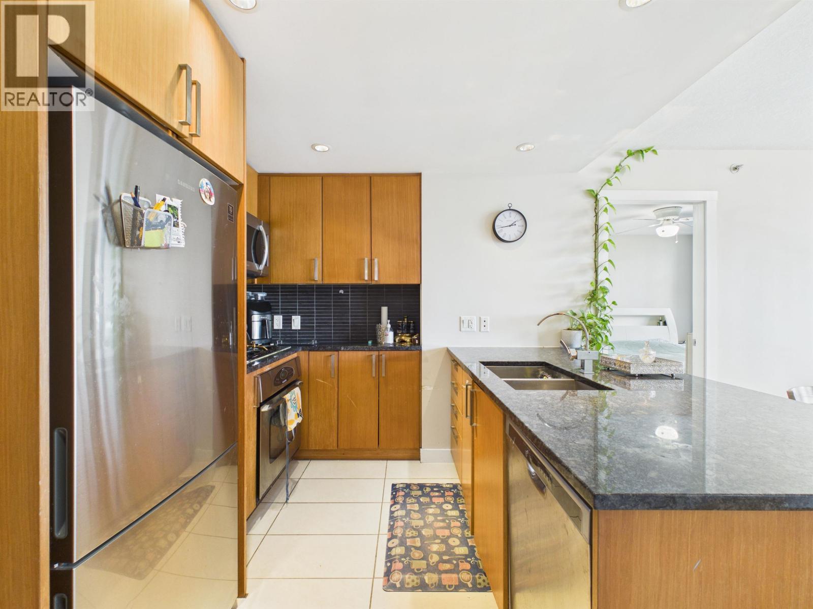 807 2978 Glen Drive, Coquitlam, British Columbia  V3B 0C3 - Photo 10 - R3121219