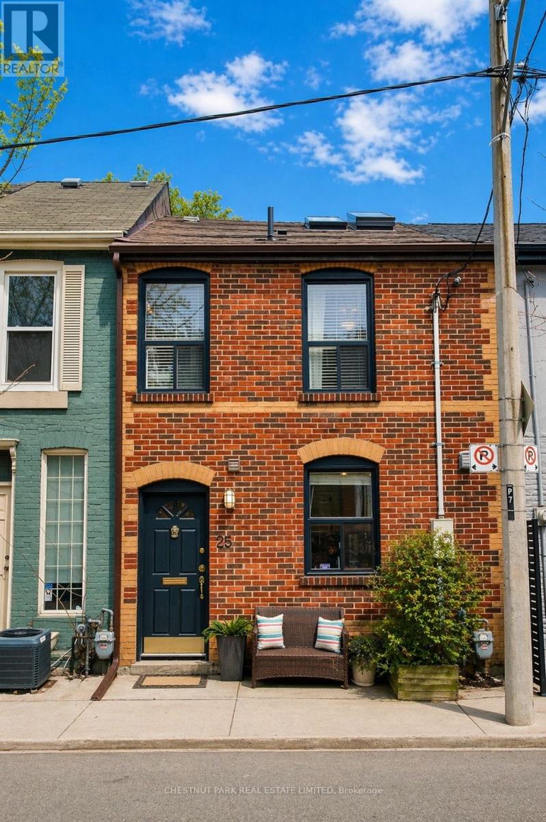 25 Bishop Street, Toronto, Ontario  M5R 1N3 - Photo 2 - C13100168