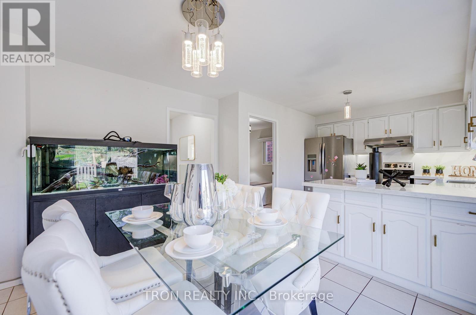 256 Alexmuir Boulevard, Toronto, Ontario  M1V 1T7 - Photo 14 - E13100220