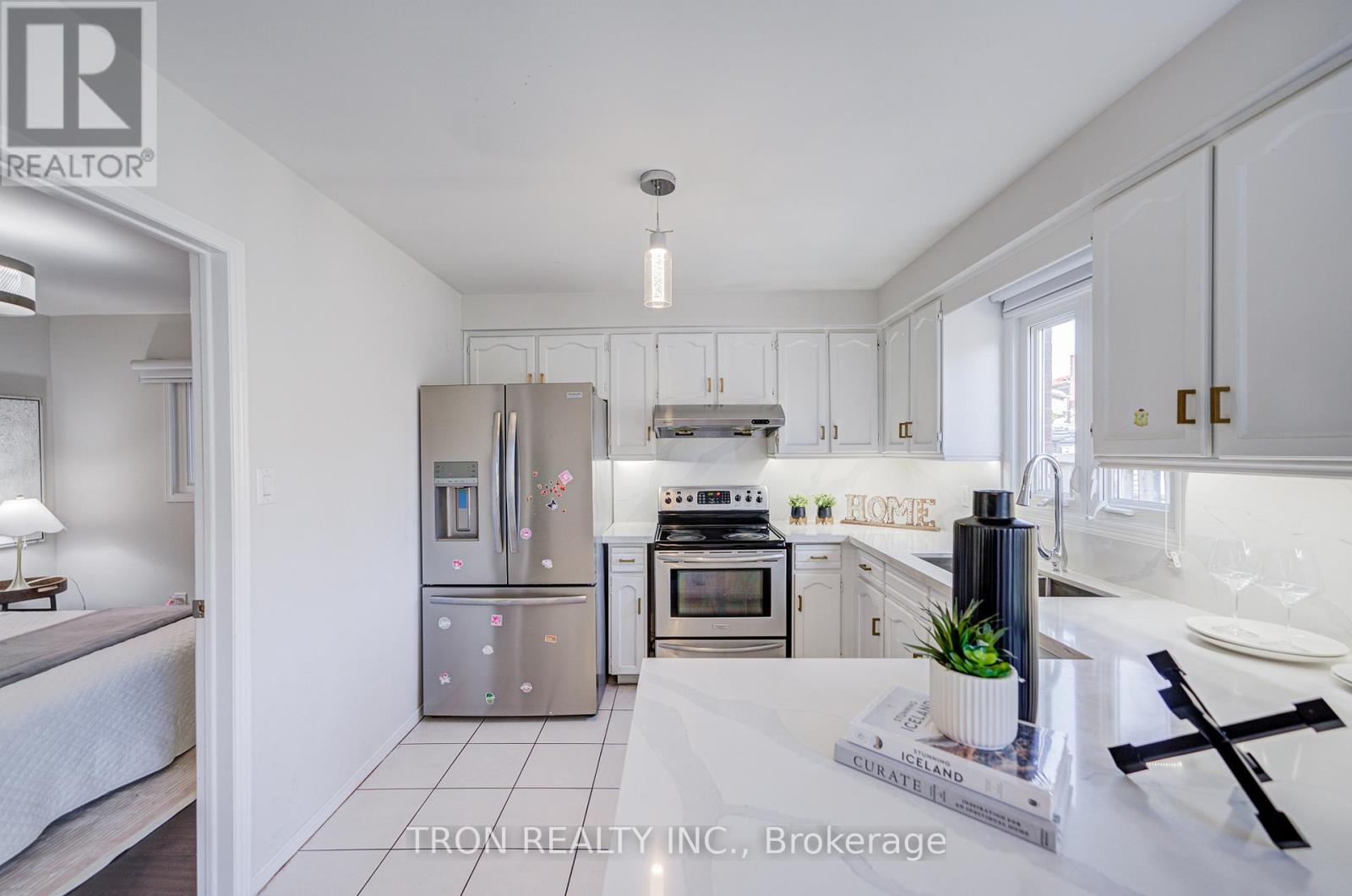 256 Alexmuir Boulevard, Toronto, Ontario  M1V 1T7 - Photo 16 - E13100220