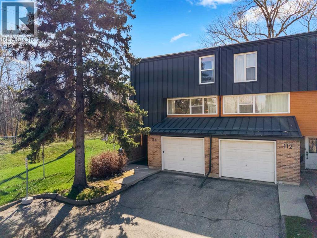114 Brae Glen Lane Sw, Calgary, Alberta  T2W 1B6 - Photo 1 - A2308815