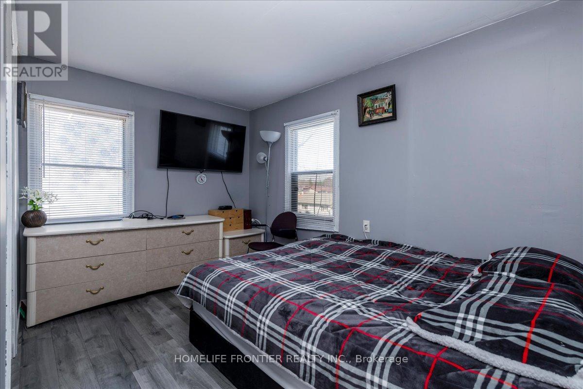 215 Oxford Street, Orillia, Ontario  L3V 1H6 - Photo 13 - S13057412