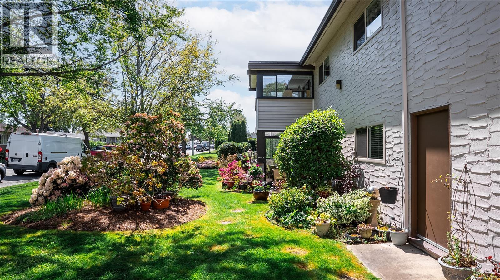 403 3170 Irma St, Victoria, British Columbia  V9A 1S8 - Photo 2 - 1034712
