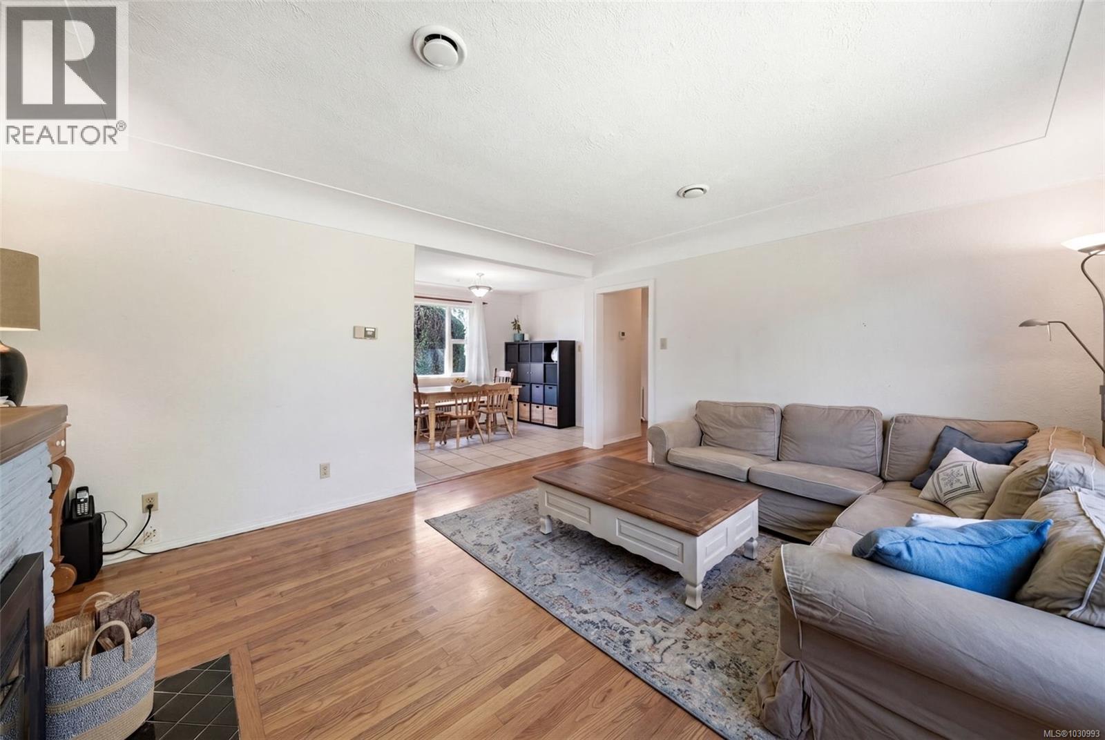1728 Kenmore Rd, Saanich, British Columbia  V8N 2E7 - Photo 4 - 1030993