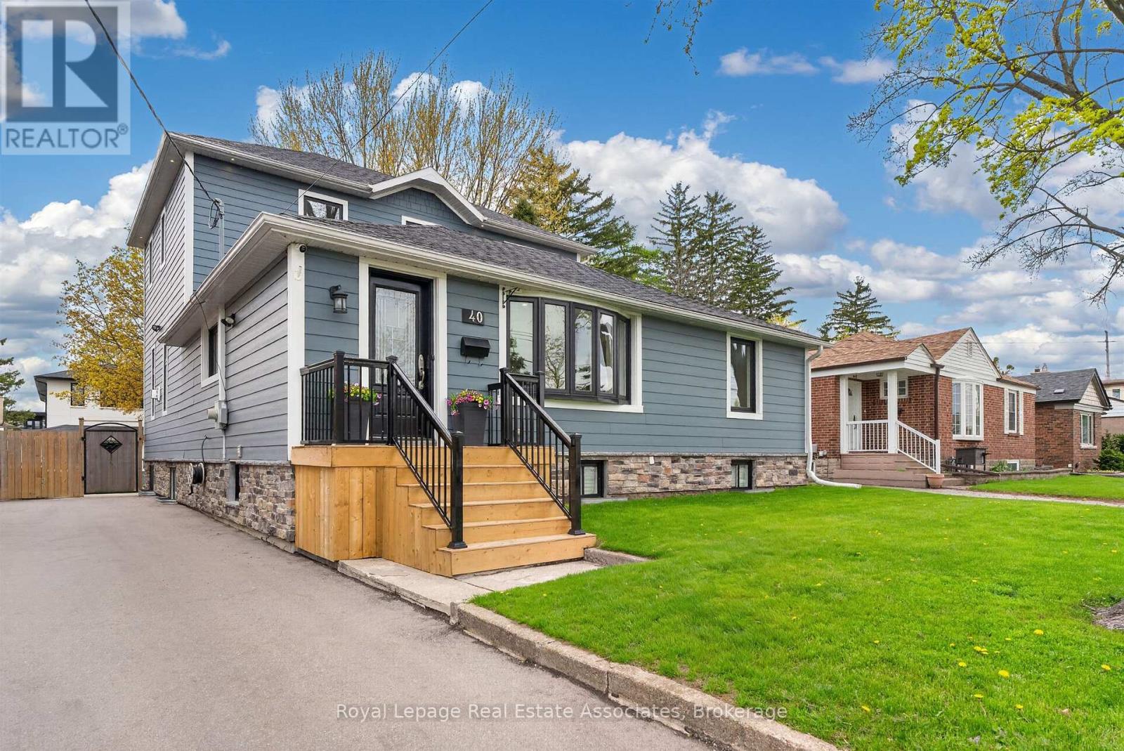 40 Briarwood Avenue, Mississauga, Ontario  L5G 3N6 - Photo 2 - W13100546