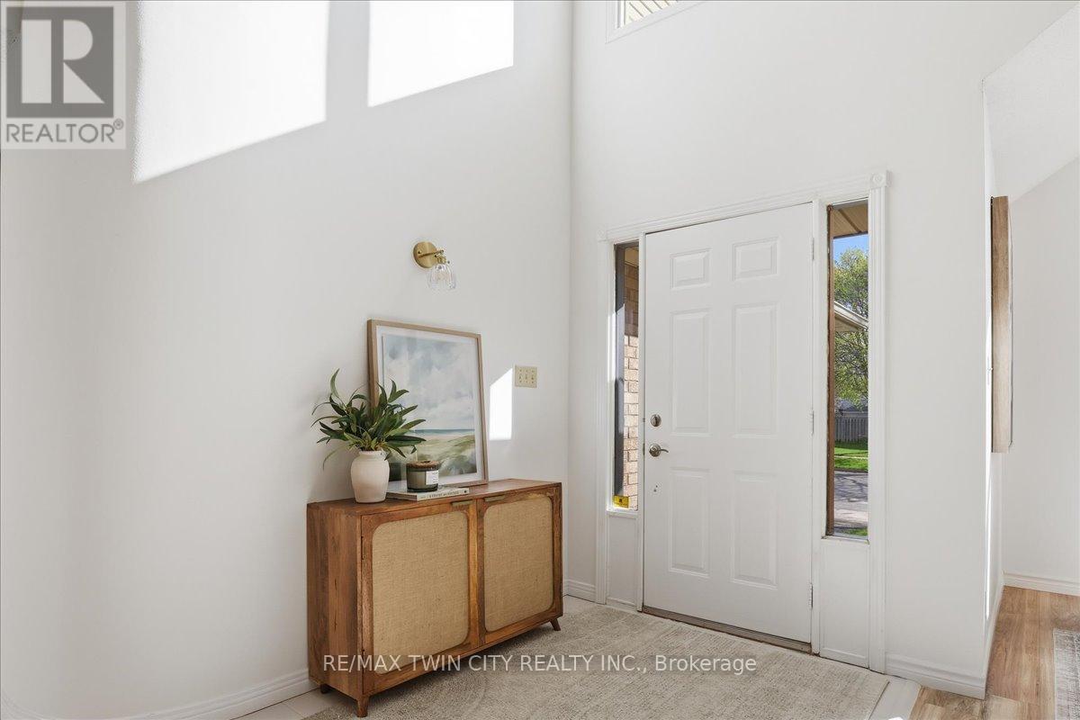 26 Robertson Crescent, Waterloo, Ontario  N2R 1E3 - Photo 2 - X13100472