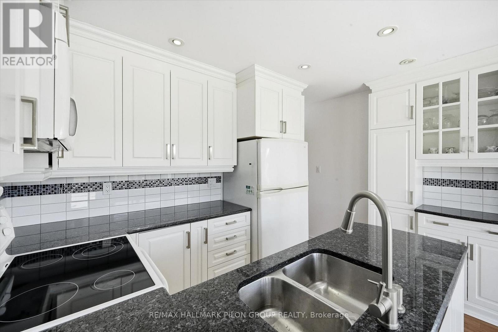 1354 Mountainside Crescent, Ottawa, Ontario  K1E 3G5 - Photo 5 - X13100664