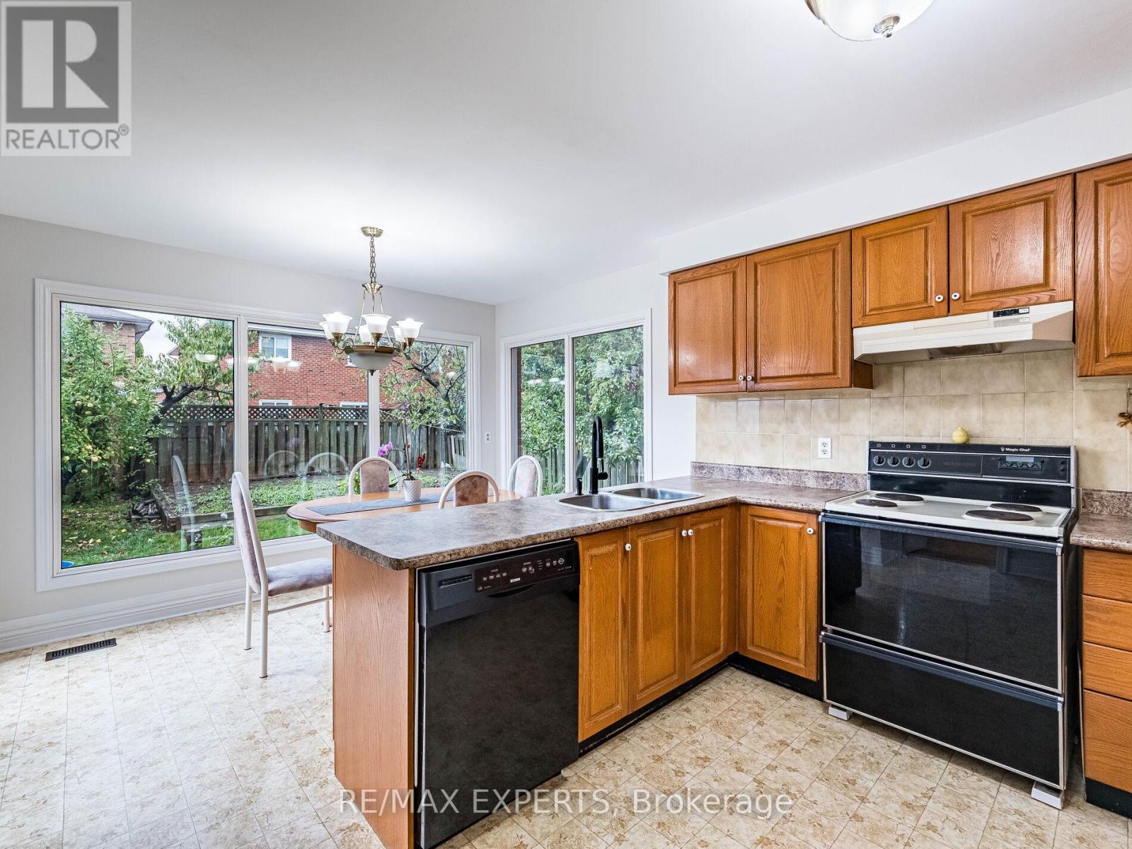 33 Nipissing Crescent, Brampton (Westgate), Ontario  L6S 5A4 - Photo 7 - W13100624