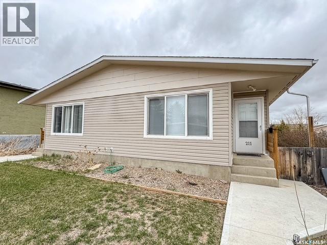 211 & 215 18th Avenue Ne, Swift Current, Saskatchewan  S9H 2Y2 - Photo 1 - SK035384